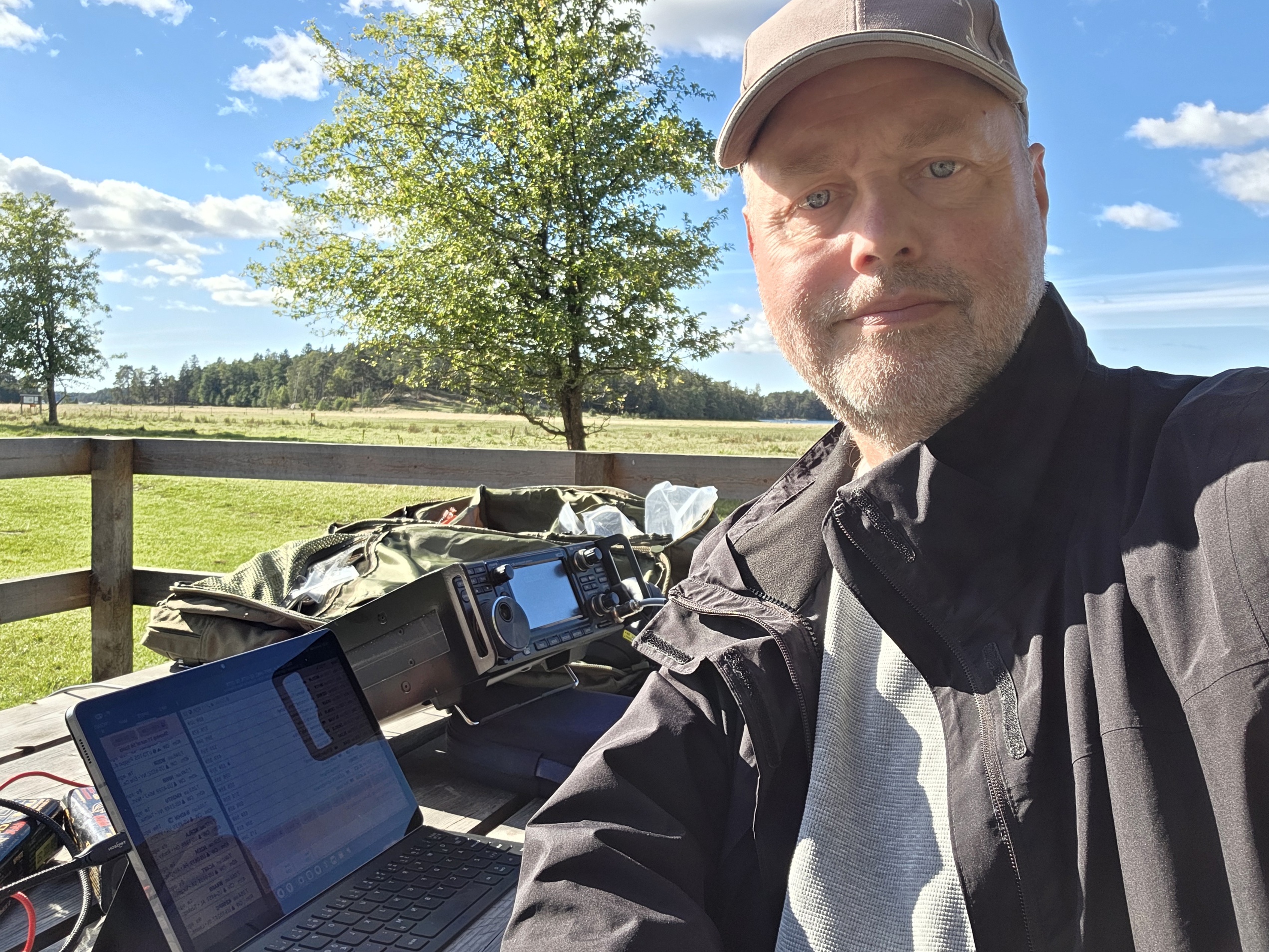 Sandemar i höstas. Vacker plats. Värt att besöka även om du inte tänker köra radio. Ta en fika, surra med andra amatörer och njut av utsikten.
